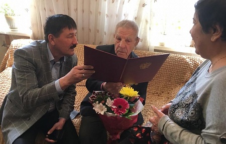 Батыршин Миндиев поздравил Аркадия Степанова с днем рождения