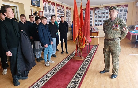 Десятиклассники Володарского района посетили воинскую часть