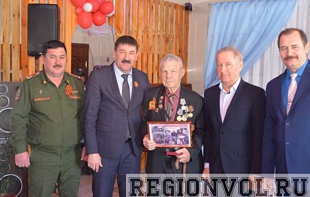Сегодня в п. Володарский продолжили вручать юбилейные медали к 75-ти летиюПобеды в Великой Отечественной войне