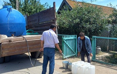 ЖКХ подвозит воду жителям Володарского района