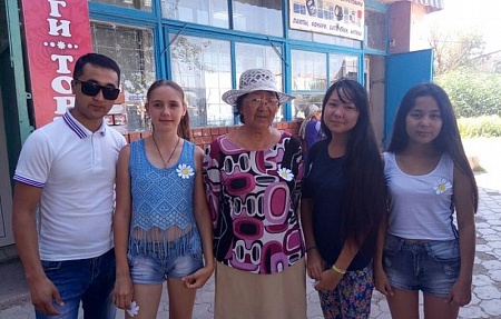 Специалисты районного центра культуры провели акцию «Дарите любимым ромашки»