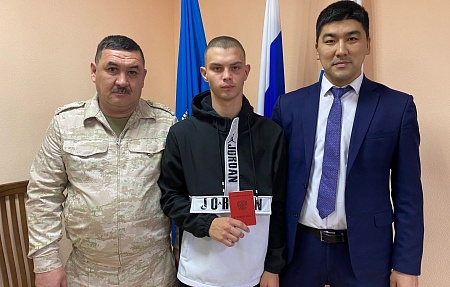 Хамза Исмуханов вручил военные билеты призывникам