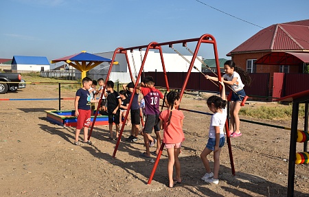 В селе Козлово Володарского района появилась новая детская площадка