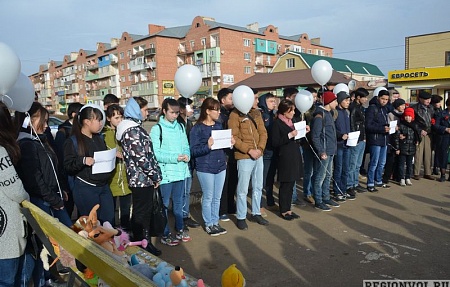 Володарцы почтили память жертв трагедии в Кемерово минутой молчания