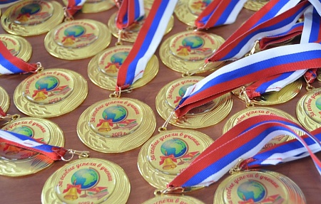 Вручение золотых медалей выпускникам школ Володарского района