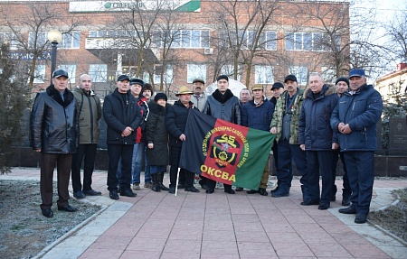 В поселке Володарский состоялась церемония возложения венков к мемориалу павшим защитникам Отечества в парке «Аллея славы».