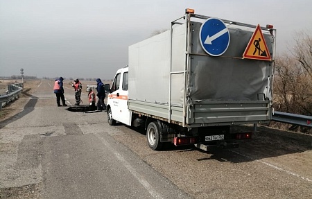 Дорожная служба устраняет провал на мосту в районе села Новинка