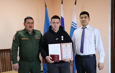 Участнику СВО вручили медаль «За отвагу» и благодарность Верховного главнокомандующего ВС РФ