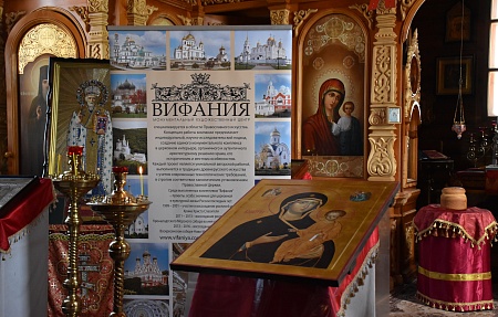В дар Чуркинскому монастырю переданы икона Смоленской Божией матери и крест-мощевик