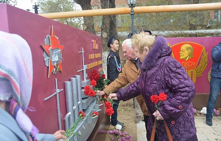 В п.Володарский открыт мемориальный комплекс исторической памяти