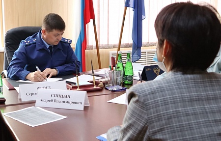 В поселке Володарский личный прием граждан провел прокурор Астраханской области
