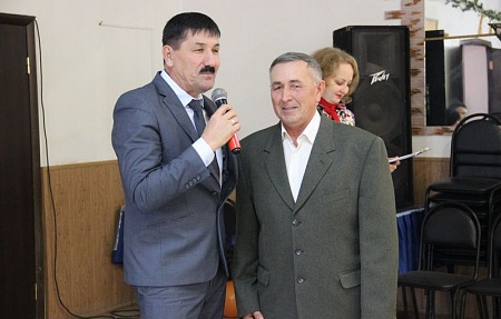 Батыршин Миндиев вручил почетные награды передовикам и ветеранам сельского хозяйства