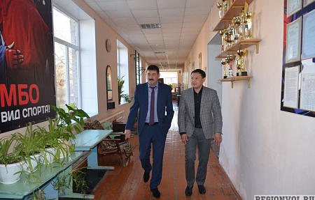 Батыршин Миндиев посетил соцобъекты поселка Володарский