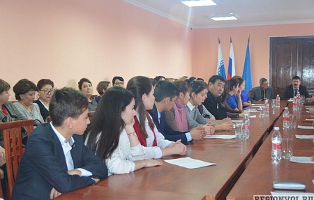 Батыршин Миндиев провел круглый стол с учащимися и родителями образовательных организаций района