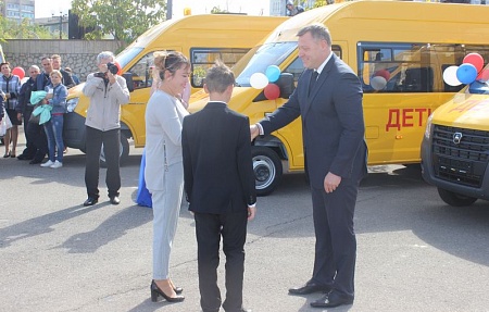 Володарские школы получили новые микроавтобусы от губернатора Игоря Бабушкина