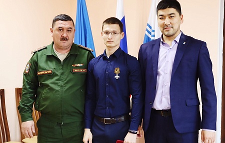 Рядового из Володарского района наградили Георгиевским крестом за мужество и героизм