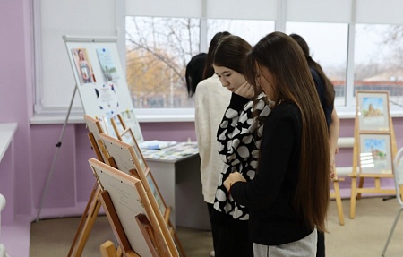 Астраханская художница Дина Бекмурзаева открыла выставку своих картин в Володарской библиотеке