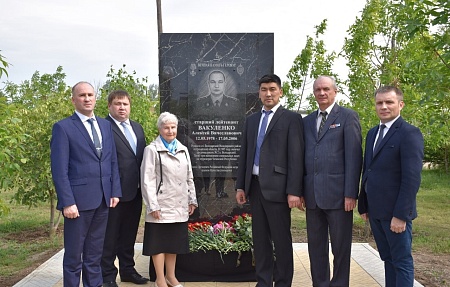В Володарском районе открыли памятник в честь Алексея Вакуленко