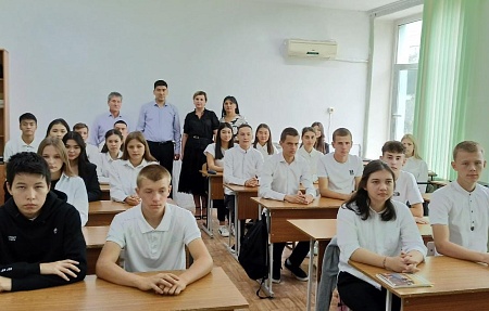 Учебная неделя в школах района началась с церемонии поднятия флага РФ