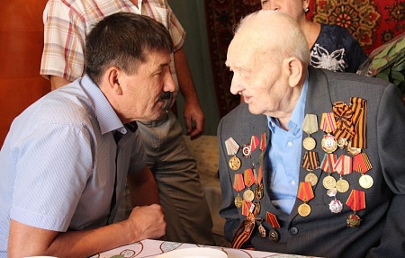 Батыршин Миндиев поздравил участника ВОВ с 99 - летием