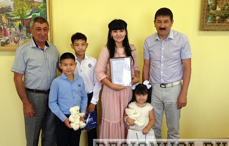 Глава района Батыршин Миндиев вручил сертификат многодетной семье