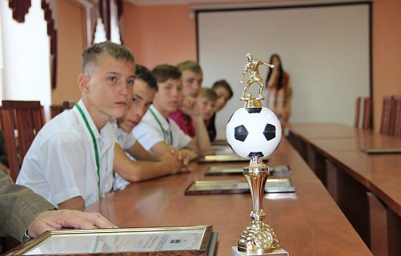 Батыршин Миндиев поздравил юных футболистов Володарской школы-интернат